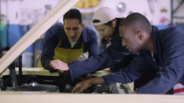  araba motoru üzerinde kontrol mekaniği