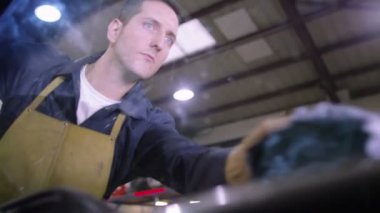 otomobilin karoser silerek mekaniği