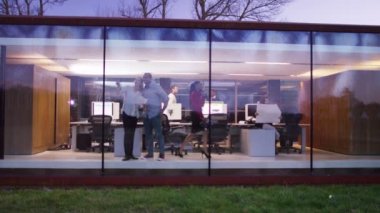 Ofiste çalışan iş ekibi.