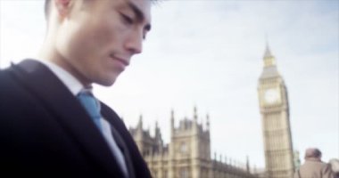  Bilgisayar tableti kullanan bir işadamı