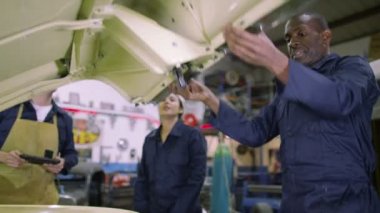  araba motoru üzerinde kontrol mekaniği