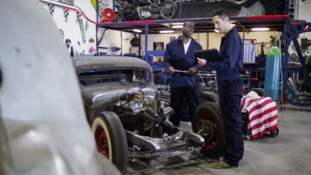 Mecánicos que trabajan en taller de garaje — Vídeo de stock