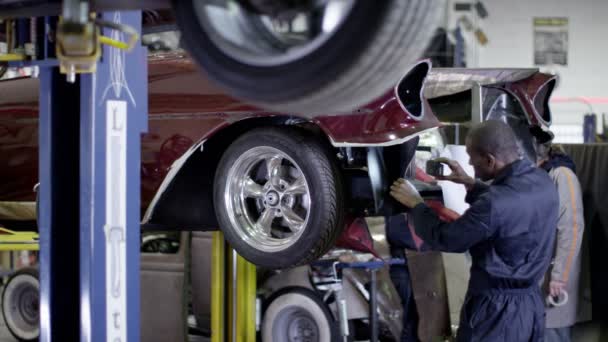 Mecánico dando la llave del coche de nuevo al propietario — Vídeo de stock