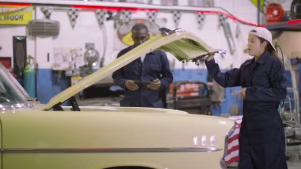 Mecánica de control sobre el motor del coche — Vídeo de stock