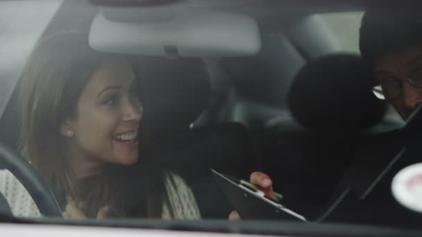 Mujer pasa su examen de conducir — Vídeos de Stock
