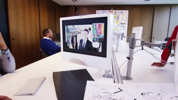 Designers travaillant dans le bureau