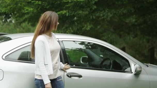 Frau hält Schlüssel für neues Auto hoch — Stockvideo