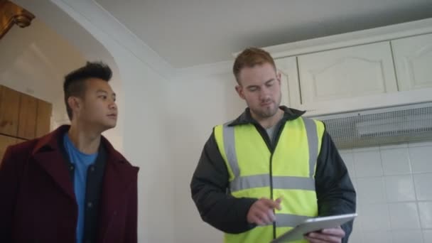 Man gets planning advice from builder — Stock Video