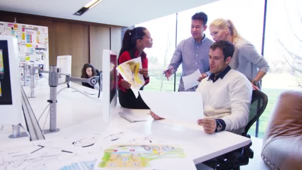 Designers travaillant dans le bureau