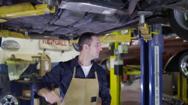 Lächelnde Mechaniker in der Werkstatt — Stockvideo