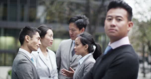 Serio asiático hombre de negocios al aire libre — Vídeo de stock