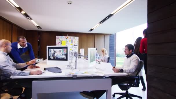 Designers travaillant dans le bureau