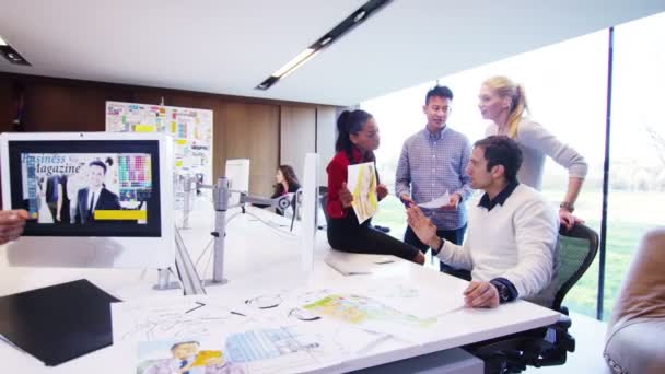 Diseñadores trabajando en la oficina — Vídeos de Stock