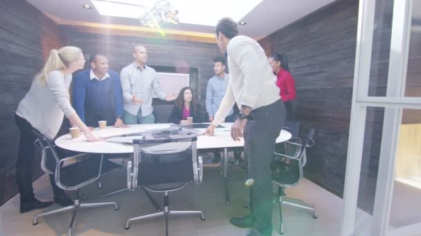 Equipo de negocios aplaudiendo en reunión de la sala de juntas — Vídeos de Stock