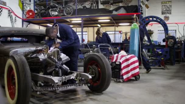 Monteurs werken in garage werkplaats — Stockvideo