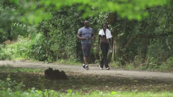 Vrouw lopen met personal trainer — Stockvideo