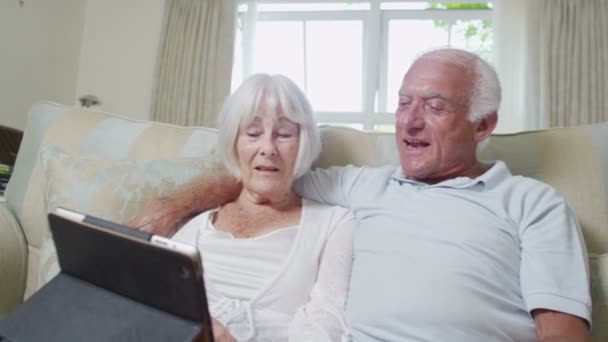 Casal sênior com um tablet de computador — Vídeo de Stock