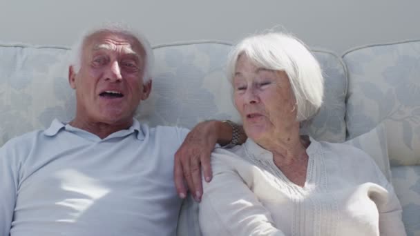 Отдых для пожилых пар дома — стоковое видео