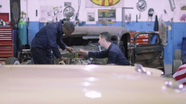 Mécanicien d'entretien des moteurs de voiture — Video