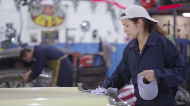 Mécanicien essuyant la carrosserie de la voiture — Video