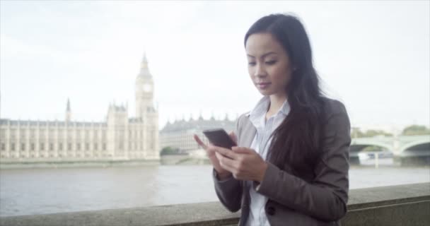 Бізнес-леді смс на мобільному телефоні — стокове відео
