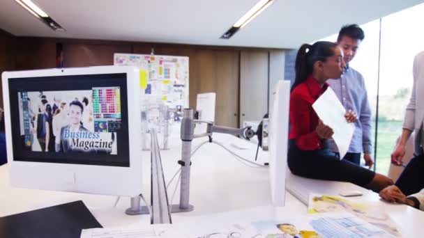 Designers travaillant dans le bureau