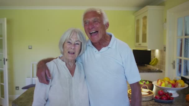 Glückliches Seniorenpaar in der Küche — Stockvideo