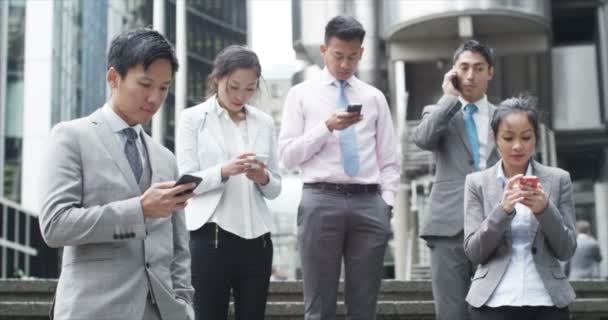 Mensajes de texto de grupo empresarial en teléfonos móviles — Vídeos de Stock