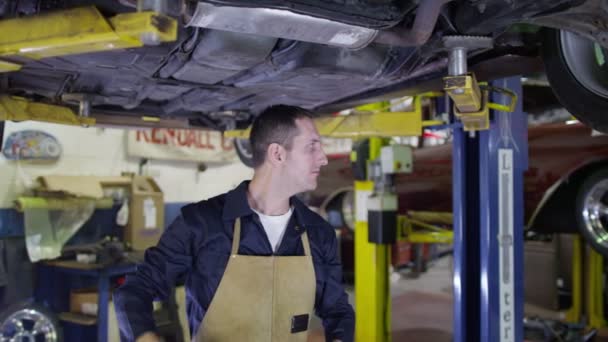 Улыбающаяся механика в гаражной мастерской — стоковое видео