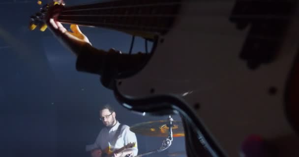 执行在一个摇滚乐队的吉他手 — 图库视频影像