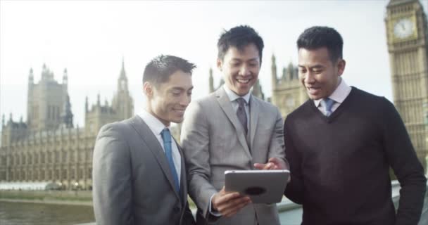 Equipo de negocios masculino utilizando tableta de ordenador — Vídeos de Stock