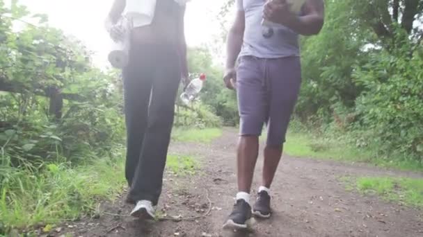 パーソナル トレーナーと一緒に歩いている女性 — ストック動画
