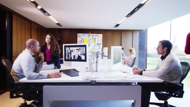 Designers travaillant dans le bureau