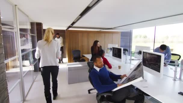 Équipe travaillant au bureau 