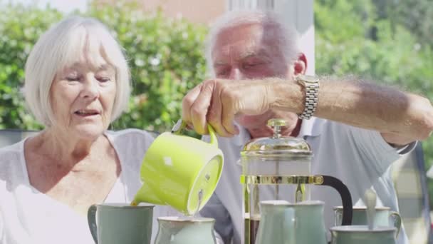 Seniorenpaar trinkt Kaffee — Stockvideo