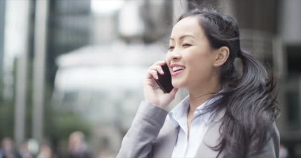 Бізнес-леді розмовляє по мобільному телефону — стокове відео