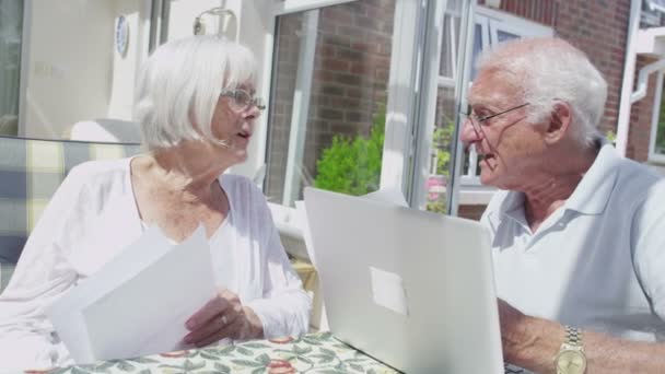 Paar doen van de rekeningen — Stockvideo