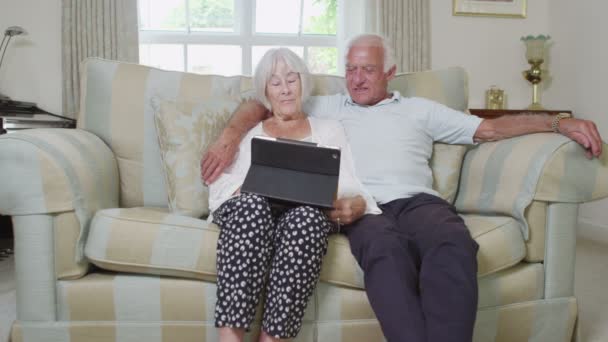 Pareja de ancianos con una tableta de ordenador — Vídeo de stock