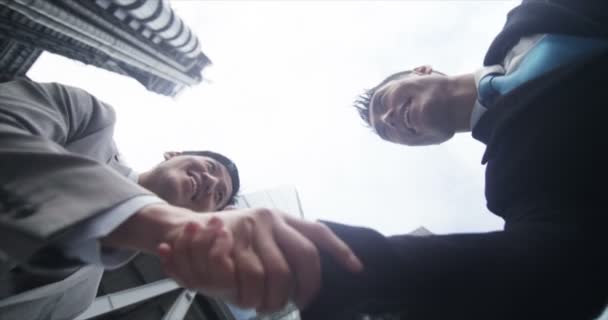 Empresarios se encuentran y se dan la mano — Vídeo de stock