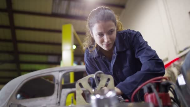 Mecánico trabajando en el motor del coche — Vídeo de stock