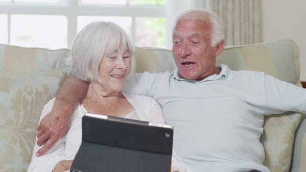 Casal sênior com um tablet de computador — Vídeo de Stock