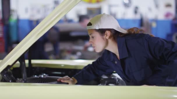 Mechanika, autó motorok karbantartása — Stock videók