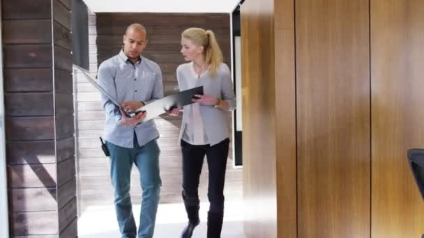 Groupe d'affaires travaillant au bureau 