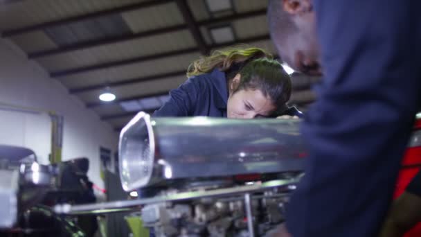 Monteurs werken aan een auto-motor — Stockvideo