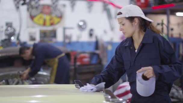 Female mechanic in auto repair shop — Stock Video