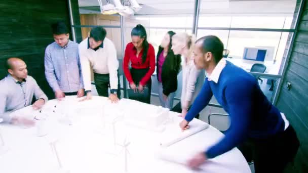 Архитекторы, работающие в офисе — стоковое видео