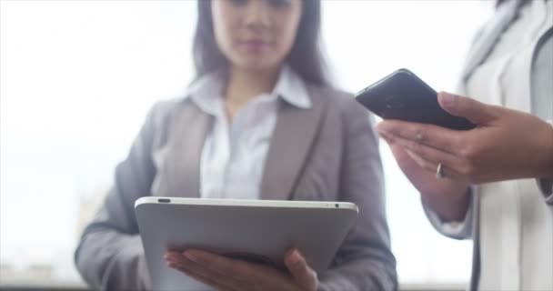 Femmes d'affaires utilisant la technologie mobile — Video