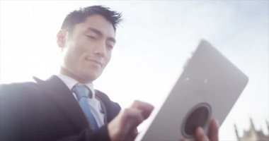  Bilgisayar tableti kullanan bir işadamı