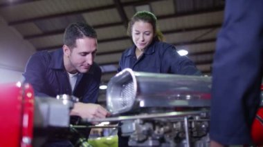  bir araba motor çalışan mekaniği