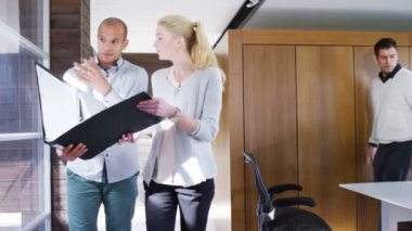 ofiste çalışan iş grubu